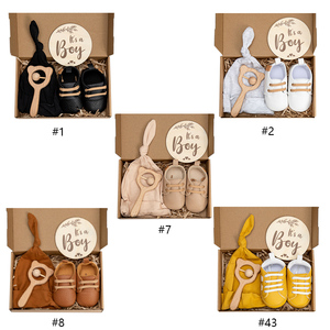 Ensemble de 4 pièces pour nouveau-nés : chaussures, bonnet, hochets en bois de hêtre, cadeaux, fabrication directe, personnalisable - Product Image 2