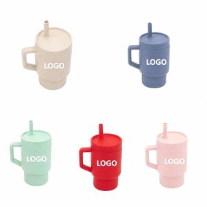 Vaso de entrenamiento de silicona sin BPA de 9 oz para bebés, mini vajilla, tazas de silicona anticaída y antiescaldaduras con asa y tapa para niños - Product Image 1