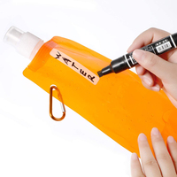 Pochette d'eau pliable légère avec logo personnalisé, sac à boisson réutilisable avec mousqueton pour la marche, la course et les événements
