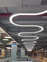 Luminaire suspendu LED à montage rapide, forme personnalisable, idéal pour les bureaux et les centres commerciaux