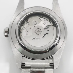 Reloj de Acero Inoxidable con Logotipo Personalizado OEM y ODM, Unisex, Resistente al Agua, Movimiento de Cuarzo de Lujo, Diámetro de Esfera de 43 mm - Product Image 6