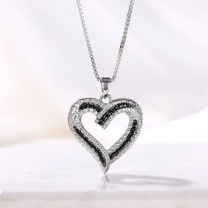 Collana con Ciondolo a Cuore Placcata in Oro Bianco Acciaio Inossidabile con Zirconia Cubica Incastonata a Pavé Catena a Maglia Quadrata Romantica per Uso Quotidiano Unisex - Product Image 1