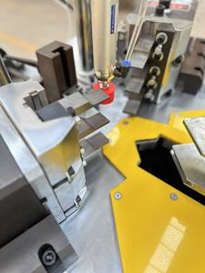 Máquina de Alta Calidad para Engarzar y Combinar Esquinas de Ventanas de Aluminio - Product Image 3