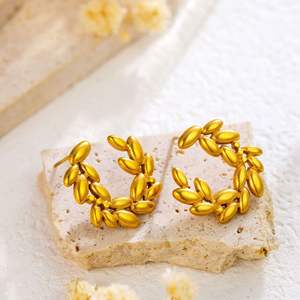 Collar y Aretes de Acero Inoxidable con Baño PVD en Oro de 18K, Diseño de Corazón Moderno para Mujer - Product Image 4