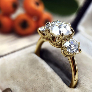 Anello in zircone bicolore per donna, elegante gioiello da dito intarsiato alla moda - Product Image 1