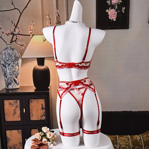 Conjunto de lencería sexy para mujer con bordado de corazón rojo, encaje de malla, babydoll con liguero y aros. - Product Image 6