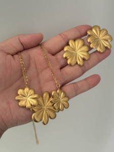 Conjunto de Joyería de Moda en Acero Inoxidable con Baño de Oro de 18K <span class=keywords><strong>y</strong></span> Acabado Cepillado con Diseño de Pétalos <span class=keywords><strong>para</strong></span> Regalo de Boda, Aretes <span class=keywords><strong>y</strong></span> Collar - Product Image 6