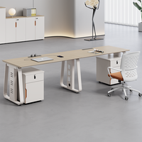 Bureaux, chaises et postes de travail modernes, bureaux informatiques, panneaux en bois