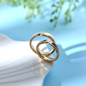 Bague de mariage de luxe faite à la main en or rose massif 18 carats avec diamant naturel taille baguette unique et gravure latérale, rhodiée, pour fêtes et Saint-Valentin - Product Image 2