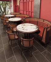 Ensemble de salle à manger d'inspiration asiatique contemporaine, canapé de restaurant en cuir rouge sur mesure avec table en marbre et chaises en rotin tressé