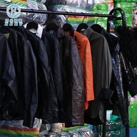 Vestes en cuir de marque d'occasion en gros, styles automne pour hommes et femmes, assortis en balles, commande minimum 100 kg