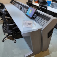 Centro de Comando de Operaciones de Seguridad moderno, escritorio de PC, mesa de operaciones de acero metálico, monitoreo, muebles de sala de conferencias, mesas de oficina