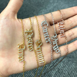 Pendentif Unisexe Classique en Alliage Plaqué Or avec Zircon Cubique CZ, Motif Signe Astrologique Horoscope en Police Anglaise, Vente en Gros - Product Image 4