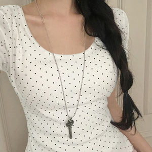 Camiseta informal y minimalista con estampado de lunares, cuello redondo, corte ajustado, versátil, de manga corta y dobladillo irregular. - Product Image 3