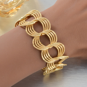 Clásico Anillo de Segmentos Superpuestos Ornamentados con Superficie Tallada Esmerilada, Diseño para Mujer, Venta al por Mayor, Chapado en Oro de 18K, Talla Ajustable - Product Image 2