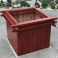 Rak penyimpanan taman luar ruangan besar, dengan kotak bunga kayu pengawet sayuran artefak untuk penggunaan rumah
