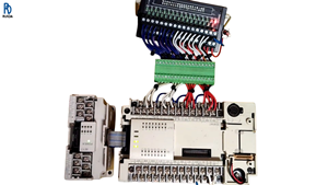 FX2N-32MT-001 PLC ตัวควบคุมลอจิกแบบตั้งโปรแกรมได้ โมดูลควบคุมอุตสาหกรรม ชุดที่ถอดประกอบแล้วผ่านการทดสอบการทำงานอย่างสมบูรณ์ - Product Image 1