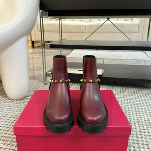 Botines de cuero color burdeos con correa con tachuelas doradas y suela gruesa para mujer - Product Image 1