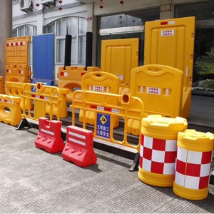 แผงกั้นน้ำรอนดา สูง 1.8 ม. ป้องกันการชน สำหรับงานก่อสร้างถนน แผงกั้นจราจร สีเหลือง แดง น้ำเงิน - Product Image 1