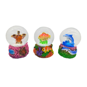 <span class=keywords><strong>Logo</strong></span> personalizzato in resina mondo di mare mondo di acqua di vita marina con scene di globo di neve lucertola marina pesce tropicale <span class=keywords><strong>arte</strong></span> statua - Product Image 3