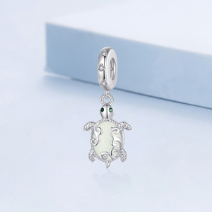 Breloque tortue plaquée argent avec incrustation d'opale et yeux verts, pendentif animal mignon pour cadeau unisexe - Product Image 2