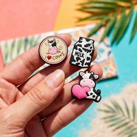 HY Breloques et épingles à chaussures personnalisées, mignonnes, style vache de dessin animé, thème bétail laitier, badges pour sabots, cadeau ferme fraise, vente en gros et en vrac
