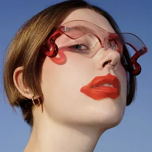 جديد 2024 نظارة شمسية قطعة واحدة بدون إطار Y2K للرجال نظارة شمسية على الموضة بشكل خفاش أنيق على شكل خفاش للنساء ظلال كلاسيكية تحف بصمة الشخصية للسيدات