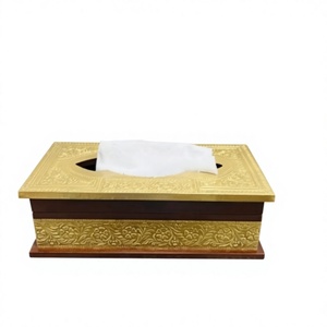 Elegante servilletero de latón hecho a mano, adornado, minimalista, diseño triangular de media luna, acento duradero para el hogar - Product Image 1