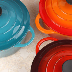 Casserole en fonte émaillée de 24 cm de diamètre au design classique et minimaliste, avec deux poignées et couvercle écologique pour la cuisson domestique - Product Image 6