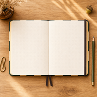 Carnet de notes LABON personnalisé sur le thème de la forêt, vert crème, motif damier, avec dorure à chaud, oiseaux, pommes de pin, champignons, acorns, bords dorés et bande élastique