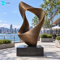 Sculpture abstraite moderne en bronze, en forme de boucle, martelée à la main, en laiton et cuivre, art personnalisé pour les lieux emblématiques, les places, les hôtels, les jardins et les espaces commerciaux