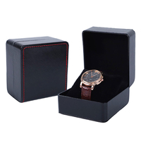 Boîte d'emballage de montre en cuir PU noir et rouge de haute qualité, carrée, tendance, avec logo personnalisé et coussin doux pour utilisation extérieure