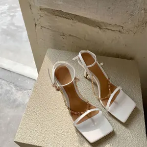 नई क्लिप पैर की अंगुली वर्ग सिर सैंडल धातु की चेन फीता अप ग्रीष्मकालीन उच्च खीर देवियों जूता ठोस रंग आउटडोर महिला सैंडल जूते