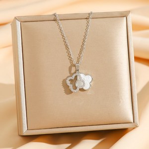 <span class=keywords><strong>Collar</strong></span> de Cadena de Acero de Titanio con Colgante de Flores Blancas y Negras de Doble Capa al por Mayor para Mujer - Product Image 4