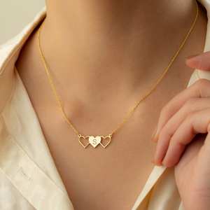 Vente en gros à bas prix <span class=keywords><strong>Collier</strong></span> avec pendentif 3 coeurs lettres Bijoux personnalisés <span class=keywords><strong>Collier</strong></span> pour femmes en acier inoxydable or 18 ct Meilleurs amis Sœurs - Product Image 4