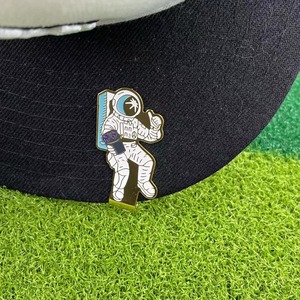 Clip para sombrero de metal esmaltado con diseño de astronauta y oso, para sombreros y gorras, accesorio de regalo coleccionable - Product Image 3