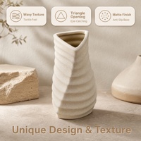 Vase en céramique triangulaire côtelé, finition mate, minimaliste, style Wabi Sabi, fait main, accessoires pour la maison, en stock, sur mesure