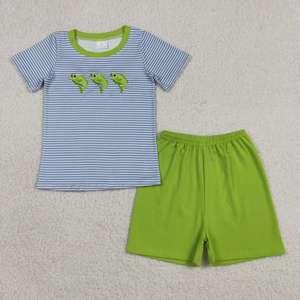 En stock: Conjunto de verano para niños pequeños con top de rayas y bordado de pez y pantalones cortos verdes. Ropa infantil al por mayor de fábrica para boutiques. - Product Image 3