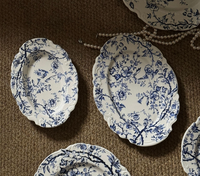 Assiettes en porcelaine émaillée bleu et blanc de style français classique moderne, série de vaisselle écologique à pied avec dentelle en relief, vente en gros
