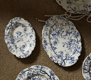 Assiettes en porcelaine émaillée bleu et blanc de style français classique moderne, série de vaisselle écologique à pied avec dentelle en relief, vente en gros - Product Image 2