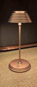 Lampe de <span class=keywords><strong>table</strong></span> électrique artistique moderne en aluminium Design vertical pour la décoration intérieure du salon Étagère de chevet Style de l'<span class=keywords><strong>architecte</strong></span> - Product Image 3