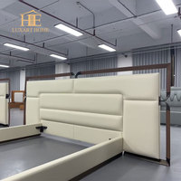 Meubles de chambre à coucher de luxe, lit en tissu ou en cuir avec tête de lit en métal et base inférieure en métal