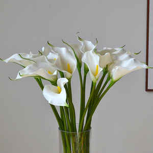 RK213 Lirios Calla de Tallo Largo al por Mayor, Flores Artificiales de EVA Blancas y Rosas con Tacto Real para Decoración del Hogar y Bodas - Product Image 1