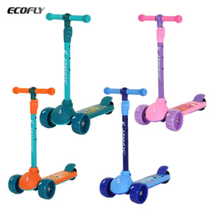 <span class=keywords><strong>Mi</strong></span> Gao Scooter à pédales clignotantes pliables pour enfants de 1 à 6 ans Cadeau du fabricant Conception de voiture Matériau plastique - Product Image 2