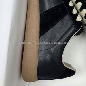 รองเท้าเดินแบบสวมใส่สบาย ยี่ห้อดีไซเนอร์ แบรนด์เนม หนังวัวแท้ สำหรับทุกเพศ  แบบผูกเชือก  ลำลอง  สีดำ  ตกแต่งด้วยผ้า  พื้นยาง - Product Image 4