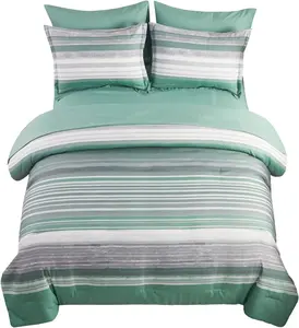Set di trapunte e lenzuola a righe verde verde verde verde grigio e bianco con letto in una borsa Set di trapunte e lenzuola