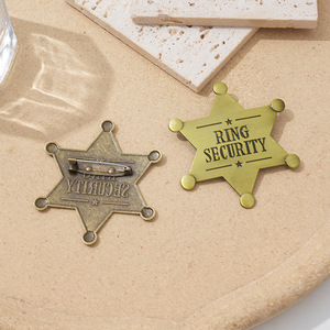 Distintivo metallico esagonale a stella per uso transfrontaliero, in lega di zinco color bronzo antico, per spalline e colletti di uniformi per personale di sicurezza. - Product Image 4