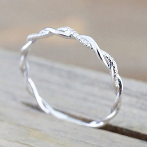 Anello a fascia intrecciata semplice da dito piccolo per donna - Product Image 6