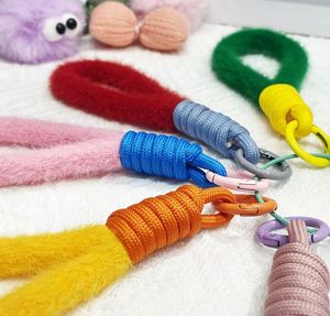 En gros, Cordon de poignet en peluche coloré et durable pour téléphone portable, porte-clés et accessoires de mode - Product Image 2