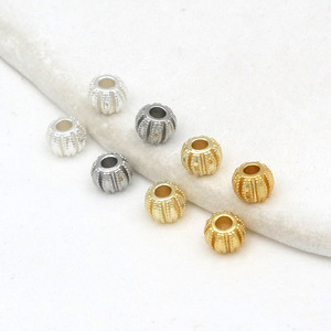Cuentas de calabaza hechas a mano con diseño dentado de bronce fundido y chapado en oro de 18 quilates para una retención del color. Cuentas espaciadoras, sueltas - Product Image 1